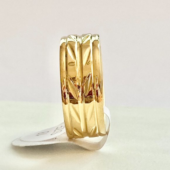 Elegant Embossed Gold Ring - Picture 3 of 12